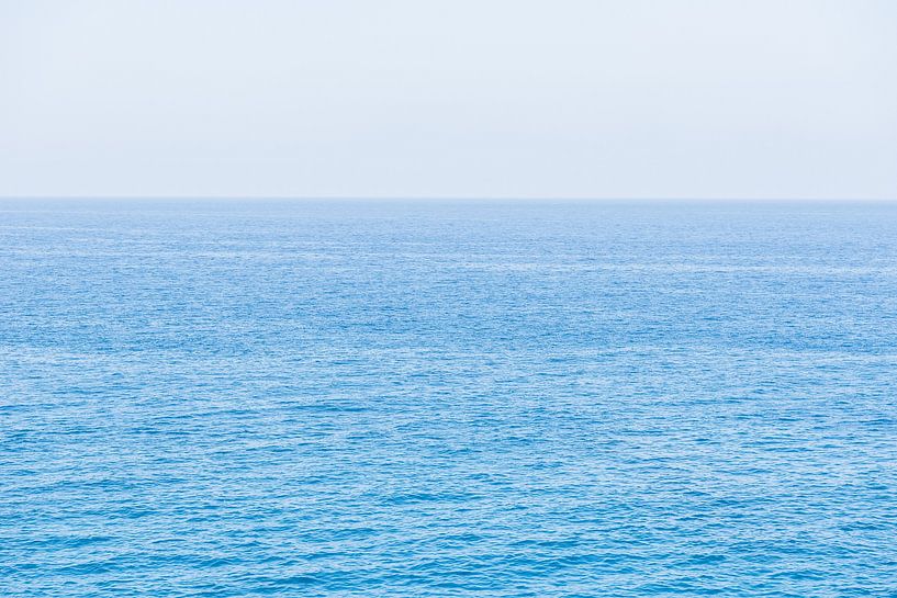 Clear blue waters on the Italian coast in Puglia by Photolovers reisfotografie