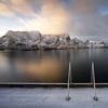 Winters zwemmen in Lofoten, Noorwegen van Thom Brouwer