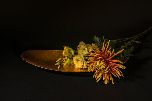 Stillleben mit Chrysanthemen. von Alie Ekkelenkamp