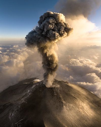 Gouden eruptie boven de wolken – Volcán de Fuego bij zonsondergang