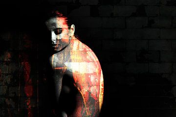 Portret van topless vrouw in het donker / naakt / rug / grunge / abstract / muur / baksteen / oranje van Art By Dominic