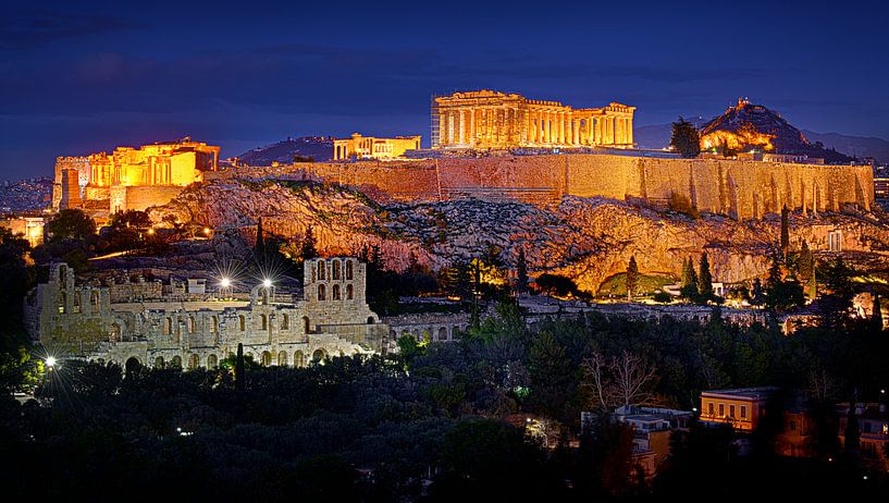 Die Akropolis von Athen in Griechenland beleuchtete durch künstliches Licht gegen einen blauen Himme von Riekus Reinders