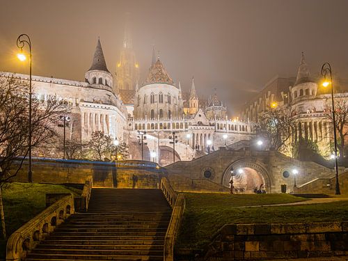 De Vissersbastion en Matthiaskerk in de mist in de avond