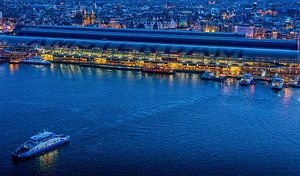 Amsterdam centraal vanaf de A'dam lookout tijdens het blauwe uur van Bart Ros
