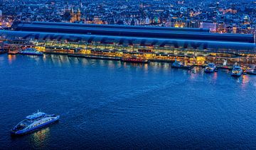 Amsterdam centraal vanaf de A'dam lookout tijdens het blauwe uur