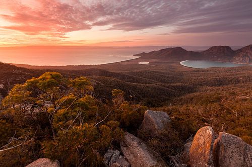 2 schoonheden bij zonsondergang Wineglass Bay @ Hazards Beach