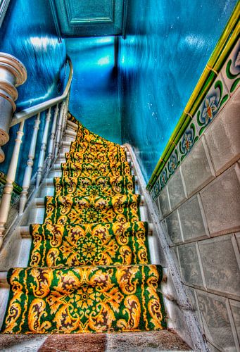 De verlaten trap naar.... Urban trappen verlaten huis