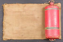 Extincteur vintage avec toile usée par les intempéries sur Imperial Art House