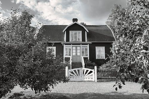 Traditioneel Zweeds rood huis in Smaland. Omringd door een rood hek. Zweden