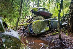 Rode Saab 96  op Bastnas autokerkhof bij Tocksfors in Zweden