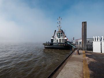 Bullige Hafenschlepper warten auf Arbeit