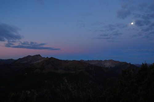 Dageraad in de Alpen - sfeervolle bergfotografie in het eerste licht van de dag.