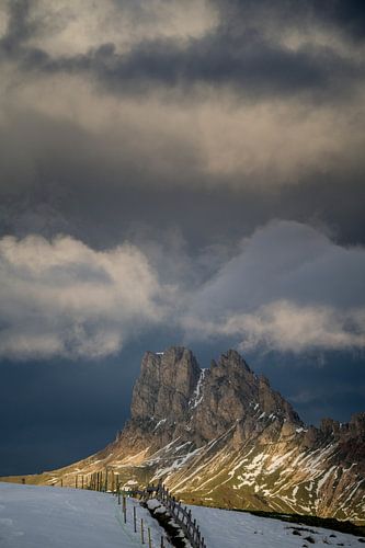 Spektakuläre Wolkenlandschaft mit Morgensonne in den Dolomiten von Sean Vos