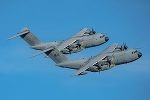 Zwei malaysische Airbus A400M-Transportflugzeuge.