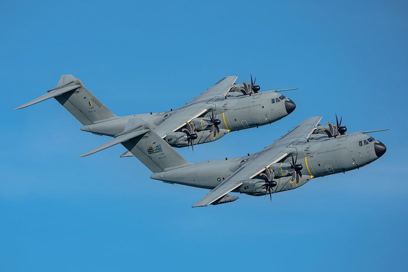 Twee Maleisische Airbus A400M transportvliegtuigen. van Jaap van den Berg