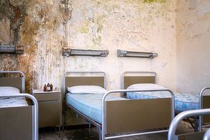 Verlassene Betten. von Roman Robroek – Fotos verlassener Gebäude