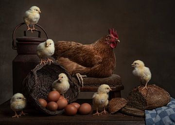 Stilleven van een kip met haar kuikens van Elles Rijsdijk