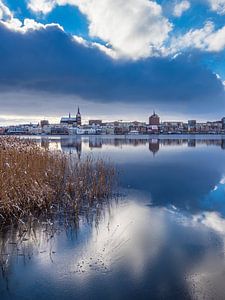 Blick über die Warnow auf die Hansestadt Rostock im Winter