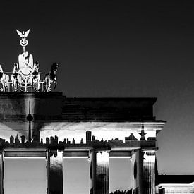 Brandenburger Tor mit Skyline-Projektion - Berlin in besonderem Licht von Frank Herrmann