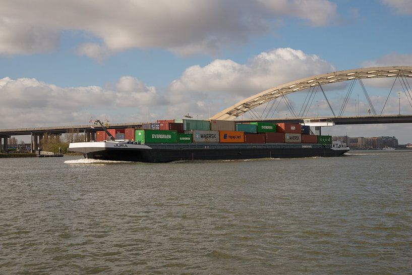 Een binnenvaartschip met containers van scheepskijkerhavenfotografie