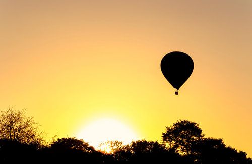 Luchtballon tijdens zonsondergang