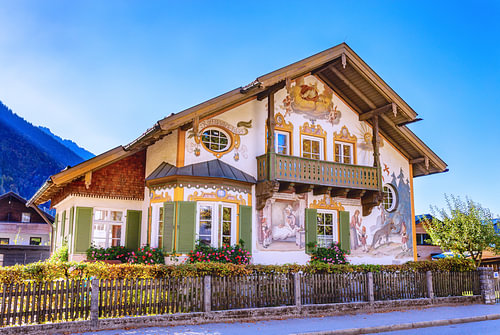 Roodkapje huis in Oberammergau, Duitsland
