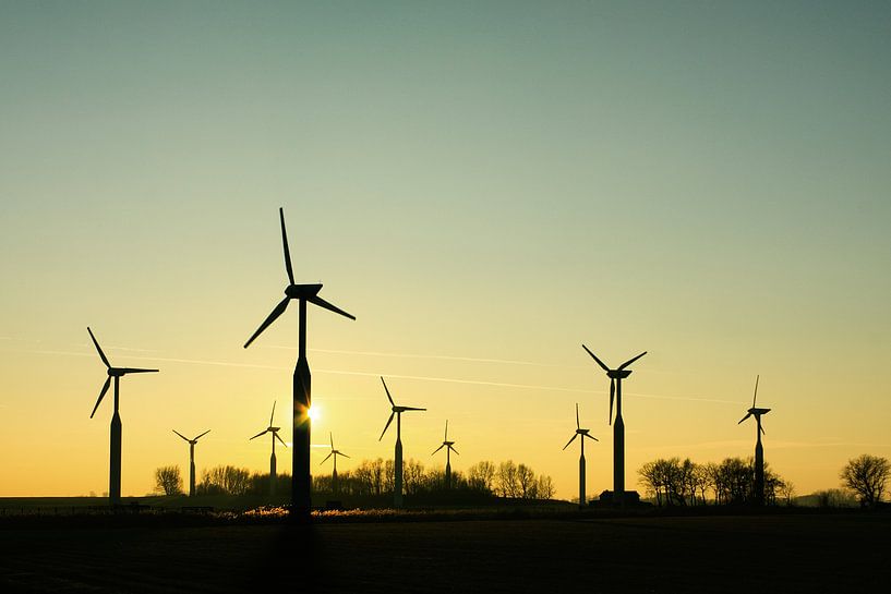 Groep windturbines by Harry Wedzinga