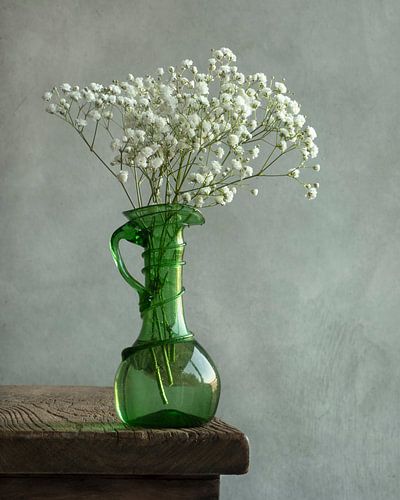gypsophile dans un vase vert vintage