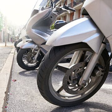 Scooter op een straat in Riva del Garda van Heiko Kueverling