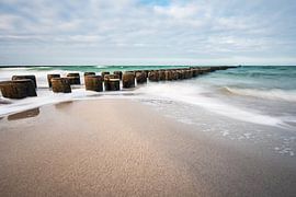 Buhnen an der Küste der Ostsee an einem stürmischen Tag