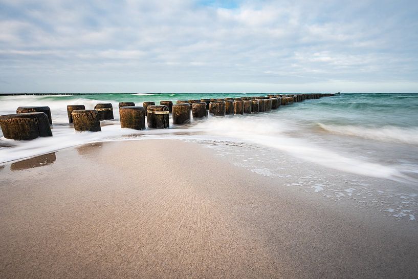 Buhnen an der Küste der Ostsee an einem stürmischen Tag van Rico Ködder