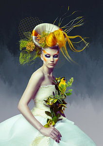 Femme avec oiseau jaune