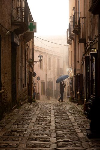 Regen auf dem Weg durch die historischen Straßen von Erice, Sizilien