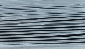 Linien am schwarzen Strand von Island