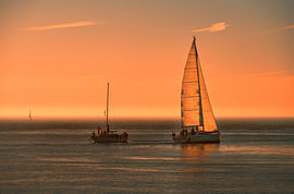 Stille zonsondergang met zeilboten in Scheveningen van Laimute Kuriene