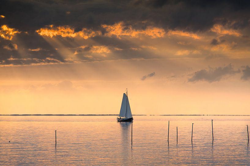 Segelschiff an einem Spätsommerabend auf dem IJsselmeer bei Stavoren von Harrie Muis