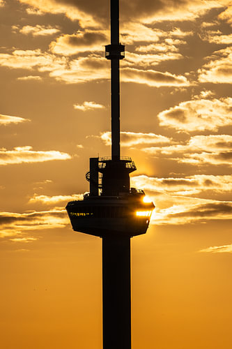 De Euromast tegen een gouden avondlucht