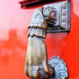 Voordeur in rood met hand-klopper. van Marian Klerx