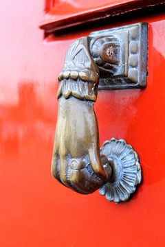 Voordeur in rood met hand-klopper. van Marian Klerx