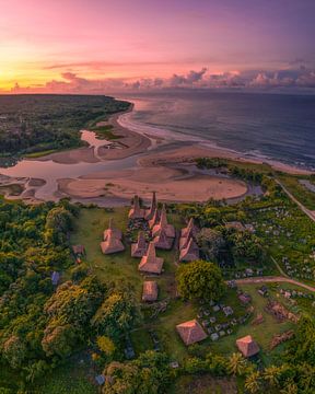 Village traditionnel à Sumba au coucher du soleil sur Ewold Kooistra