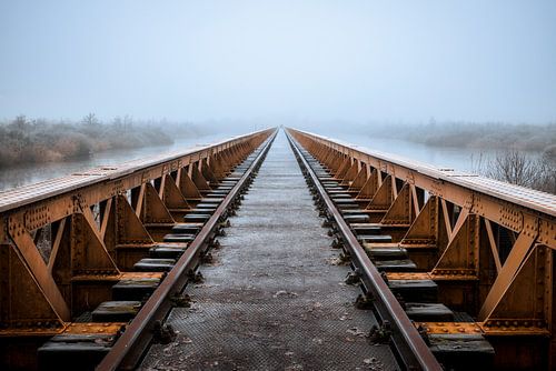 Moerputten spoorbrug in de Mist