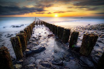 Wellenbrecher bei Sonnenuntergang an der Zeeländischen Küste von Fotografiecor .nl