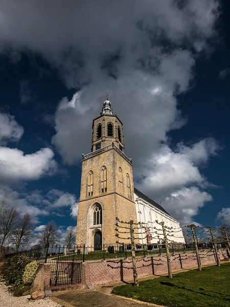 Centrale kerk en toren van het Friese plaatsje Dronrijp von Harrie Muis