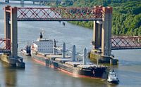 Schip onder brug