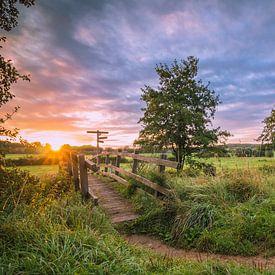 Sonnenaufgang an der Brücke in Mechelen, Limburg, Niederlande von Rick van Geel