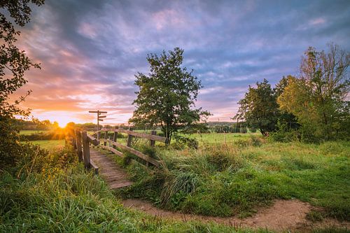 Zonsopkomst bij brug in Mechelen, Limburg