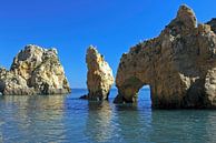 Rotsen bij Ponte Piedade in Lagos Portugal van Eye on You thumbnail