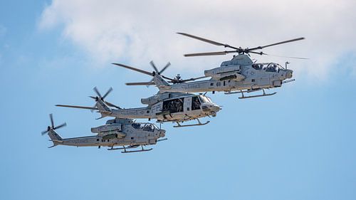 F`ormatie van U.S. Marine Corps gevechtshelicopters.