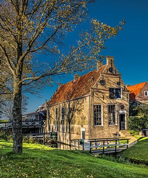 Huisje in Hindeloopen met schaduw van boom