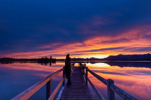 Geniet van de zonsopgang op de steiger